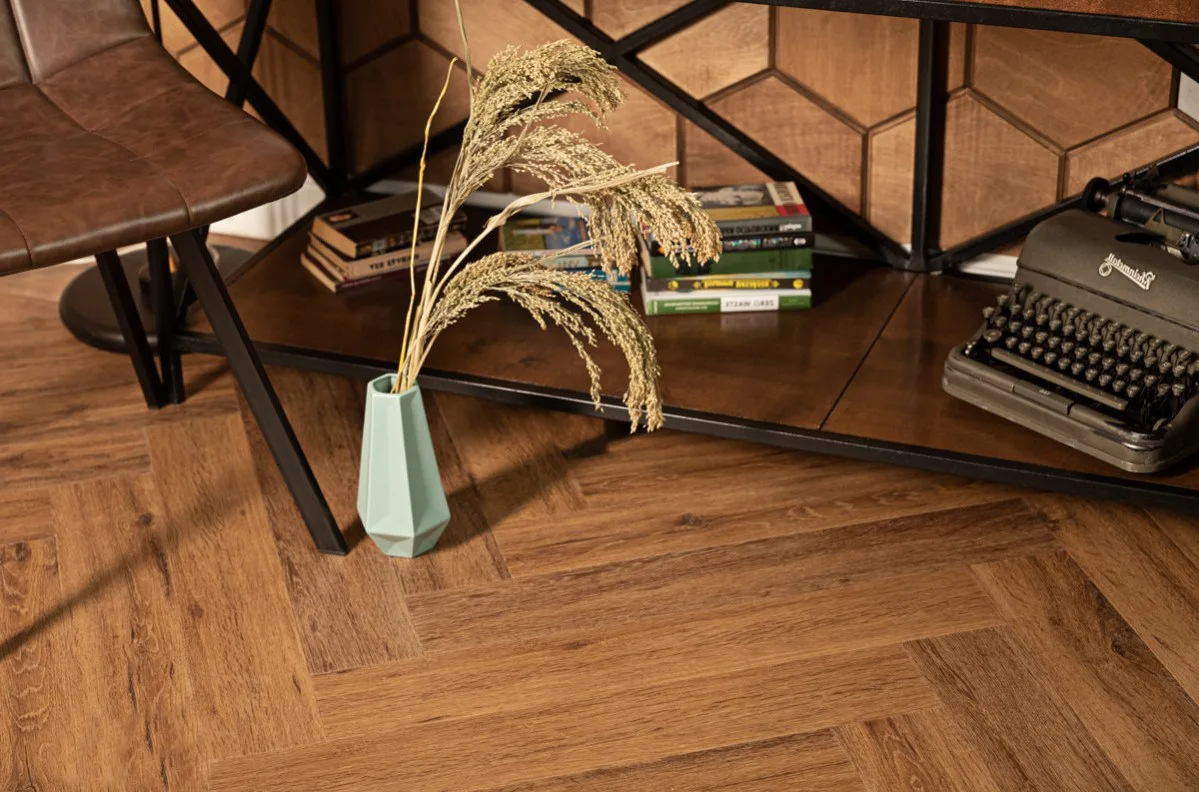 Кварцвиниловый SPC ламинат Vinilam Parquet Herringbone Паркет Де Вилль IS11210 венгерская елка 720×120×6,5