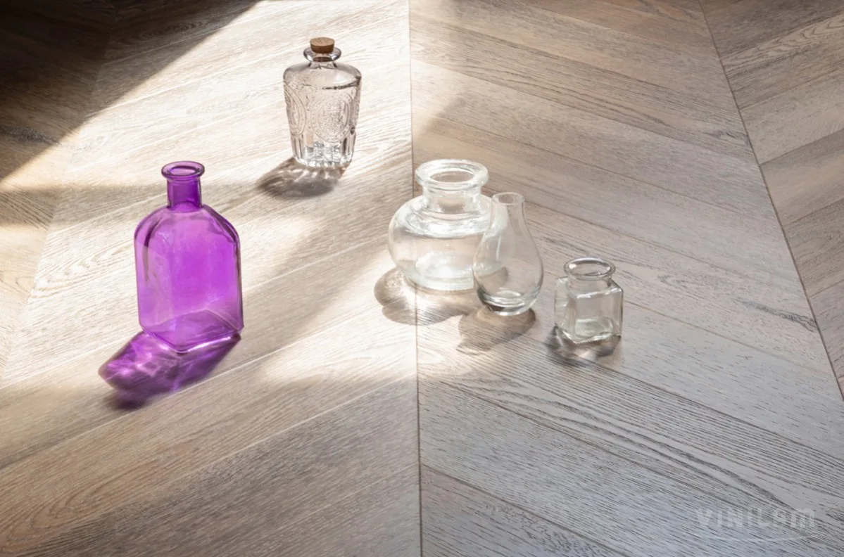 Кварцвиниловый SPC ламинат Vinilam Parquet Chevron Шеврон Шампань RI153616CL4 французская елка 1293×305×8,5