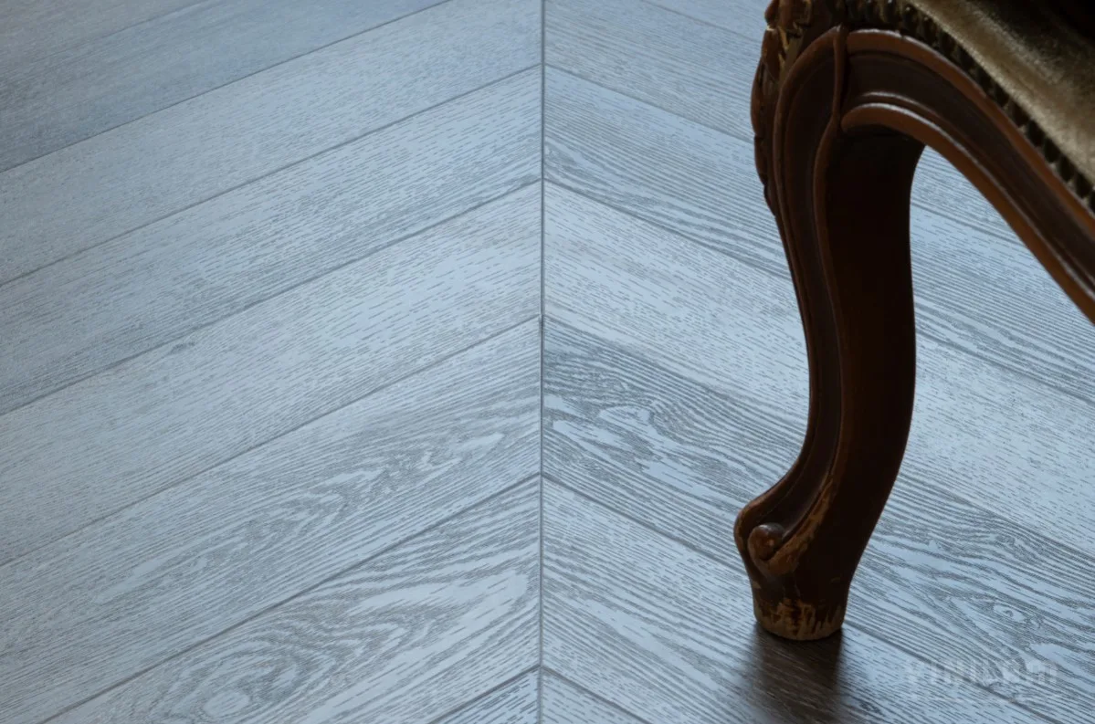 Кварцвиниловый SPC ламинат Vinilam Parquet Chevron Шеврон Легран RI444515CL4 французская елка 1293×305×8,5