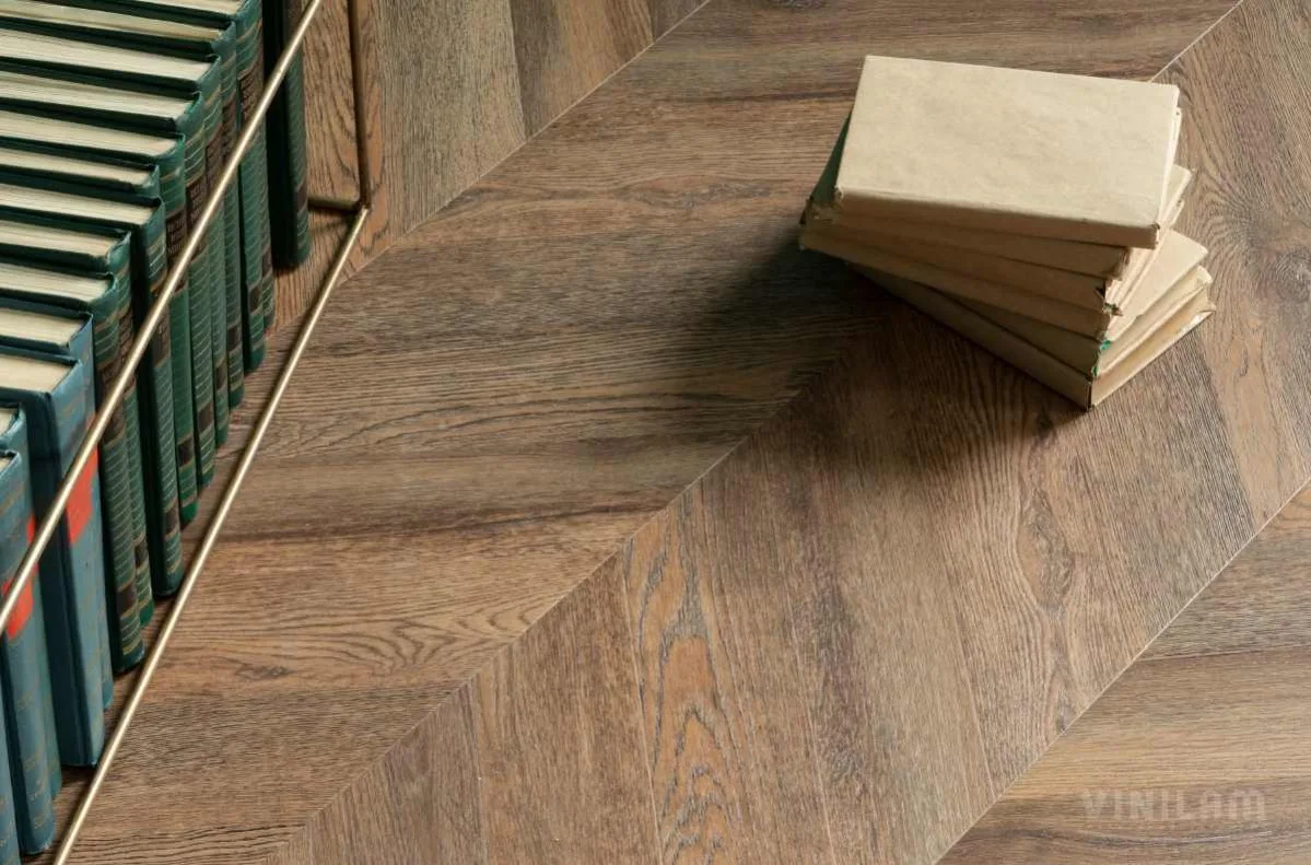 Кварцвиниловый SPC ламинат Vinilam Parquet Chevron Шеврон Нормандия RI153610CL4 французская елка 1293×305×8,5