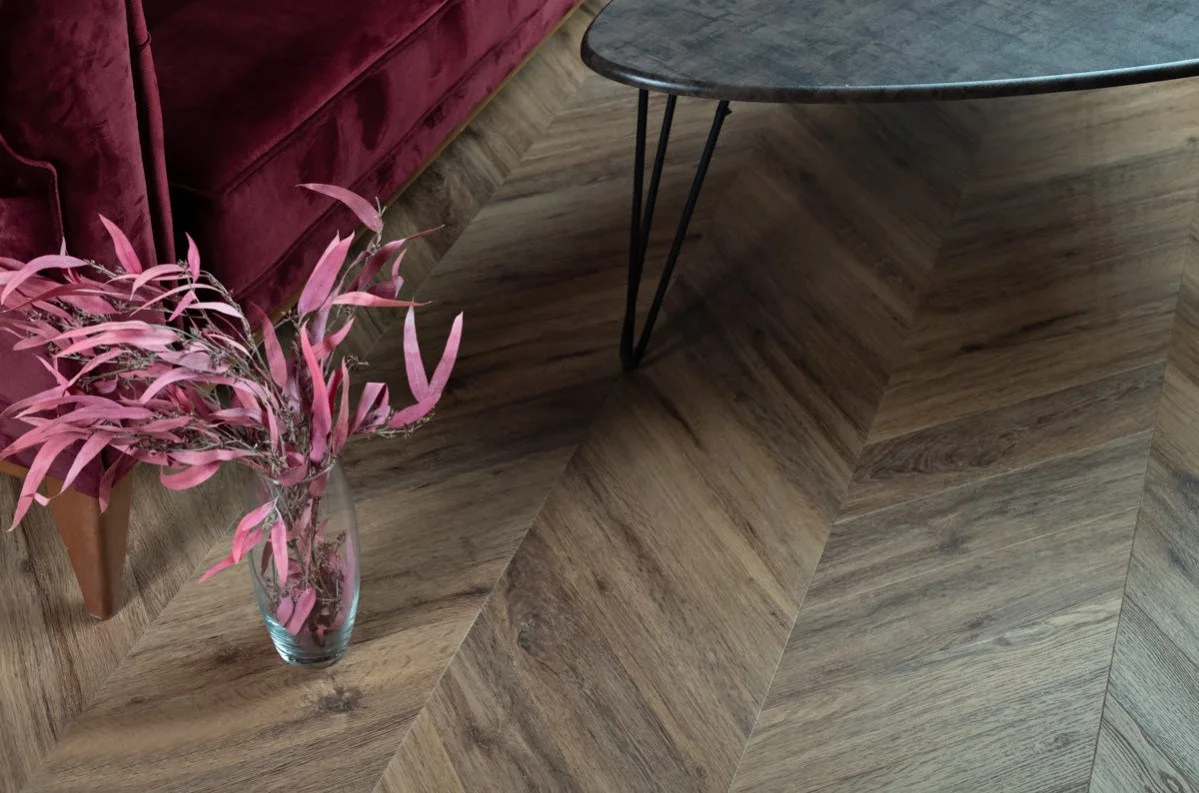 Кварцвиниловый SPC ламинат Vinilam Parquet Chevron Шеврон Лувр I107516 французская елка 1293×305×8,5