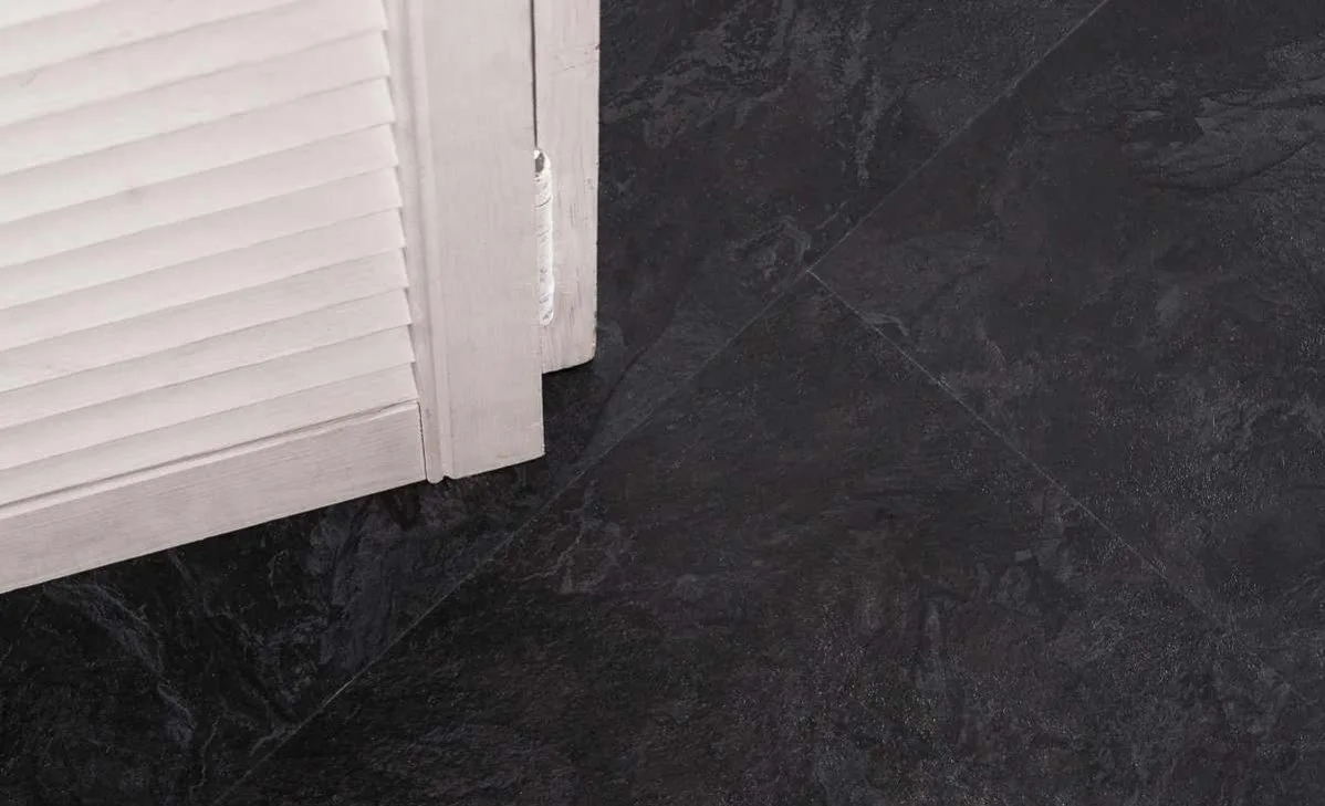 Кварцвиниловый SPC ламинат Vinilam Ceramo Stone Сланцевый Черный 61607 940×470×8
