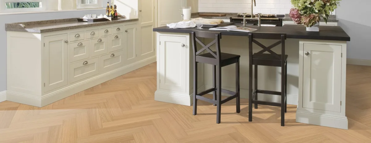 Паркетная доска Kahrs Life Authentic Herringbone Oak Chamomille Left LTCLRW5001L-121 Calm венгерская елка 593×121×10