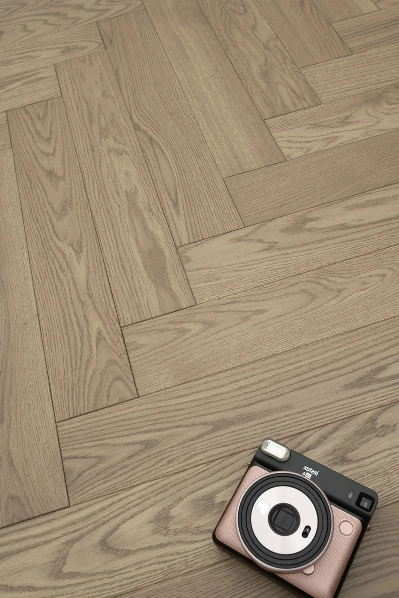 Паркетная доска Karelia Herringbone Дуб Seppia HB 1019ABHB8SEPP111 Natur венгерская елка 600×100×14