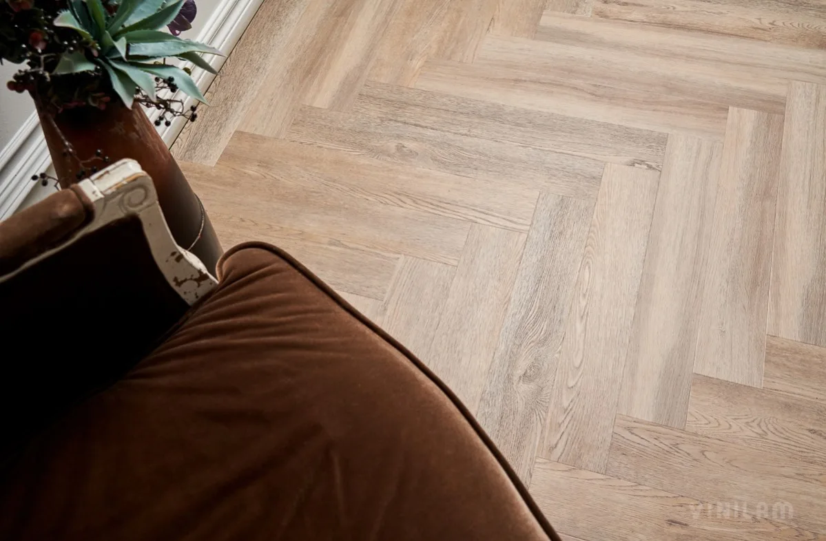 Кварцвиниловый SPC ламинат Vinilam Parquet Herringbone Паркет Северный IS11133 венгерская елка 720×120×6,5