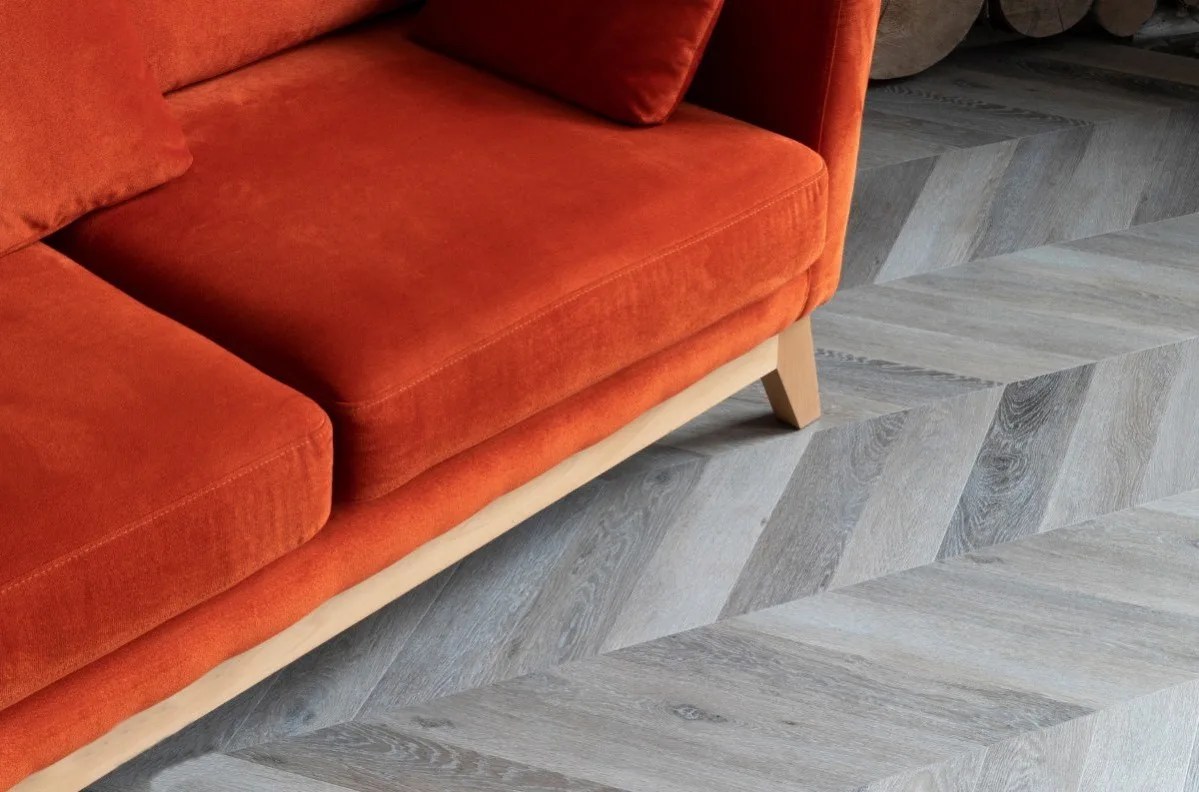 Кварцвиниловый SPC ламинат Vinilam Parquet Chevron Шеврон Легран RI444515CL4 французская елка 1293×305×8,5