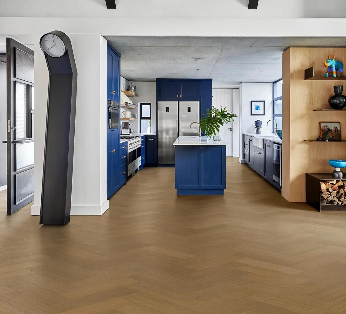 Паркетная доска Kahrs Life Authentic Herringbone Oak Sage Right LTCLRW5004R-121 Calm венгерская елка 593×121×10
