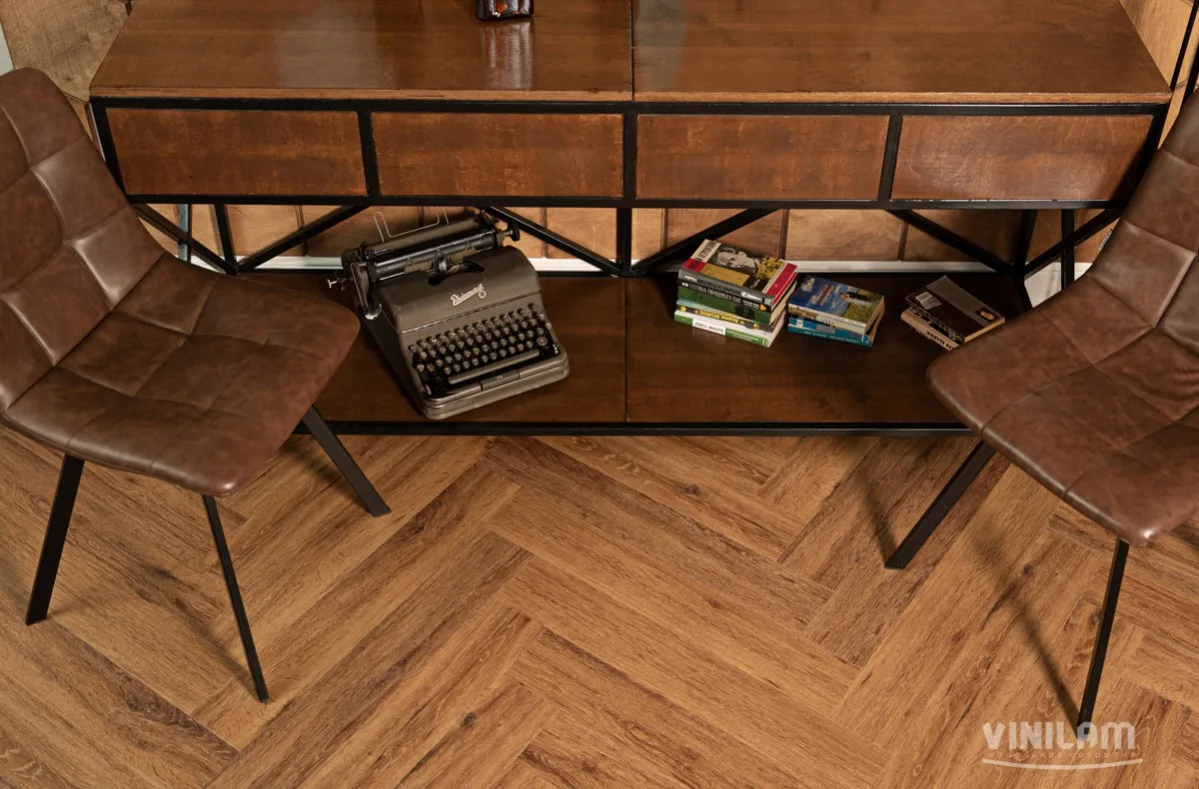 Кварцвиниловый SPC ламинат Vinilam Parquet Herringbone Паркет Де Вилль IS11210 венгерская елка 720×120×6,5