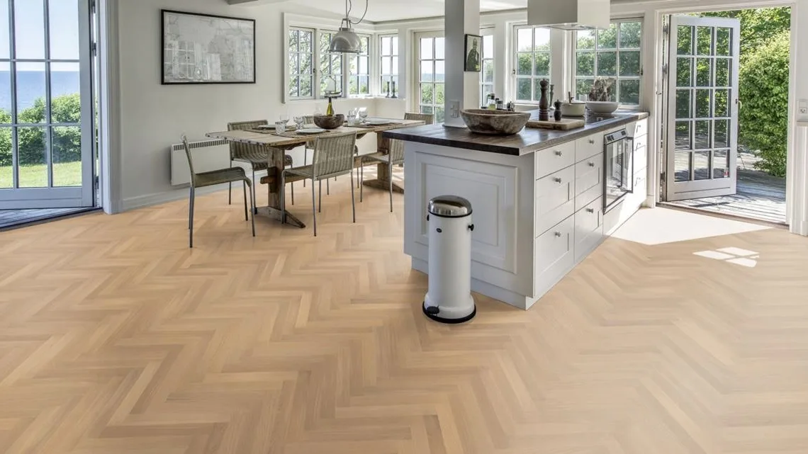 Инженерная доска Kahrs Студио Дуб AB белый матовый Oak AB white matt lacquer HB 111PABEK0VKE050 Calm венгерская елка 490×70×11