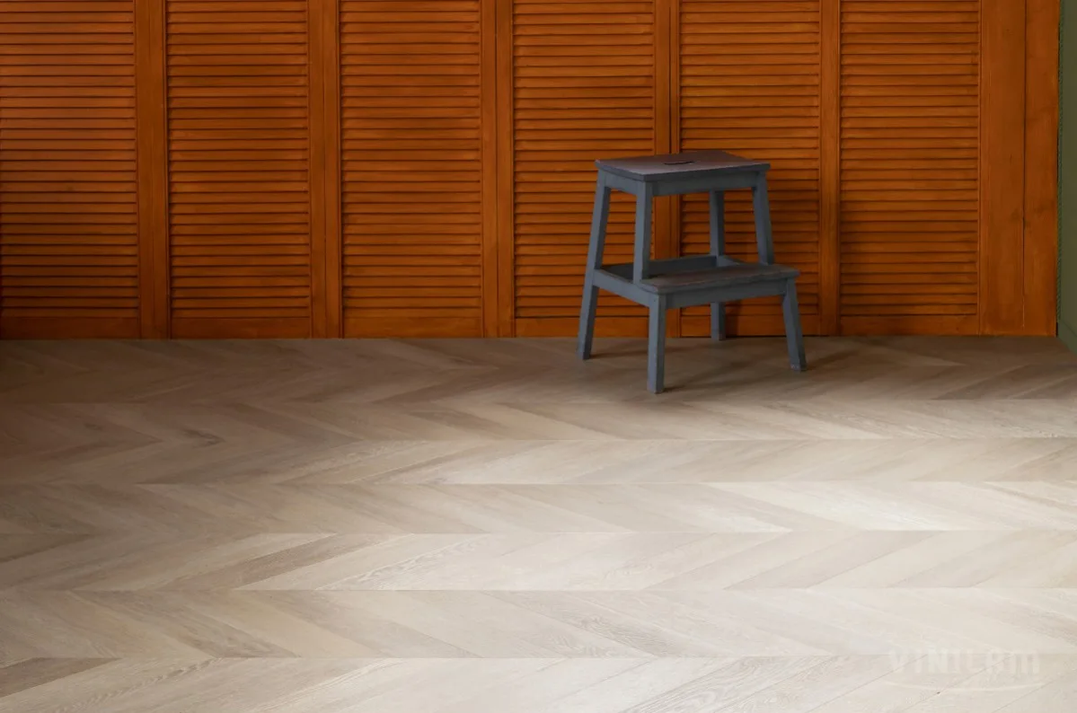 Кварцвиниловый SPC ламинат Vinilam Parquet Chevron Шеврон Сезар RI4445118CL4 французская елка 1293×305×8,5