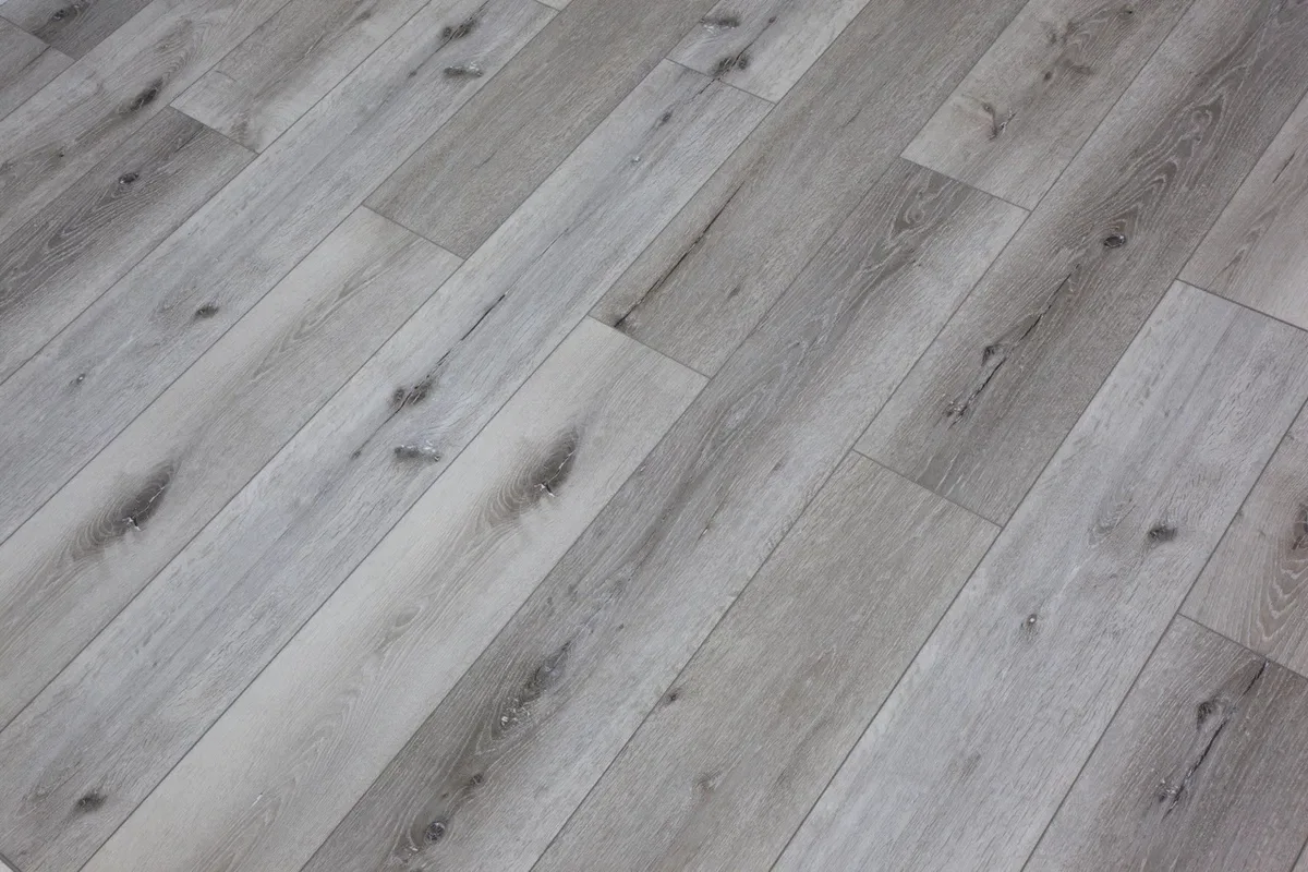 Кварцвиниловая плитка Damy Floor клеевая Family LVT Дуб Состаренный Серый T7020-5D-LVT 1227×187×2,5