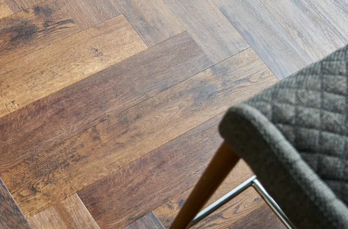 Кварцвиниловый SPC ламинат Vinilam Parquet Herringbone Паркет Парижский IS11155 венгерская елка 720×120×6,5