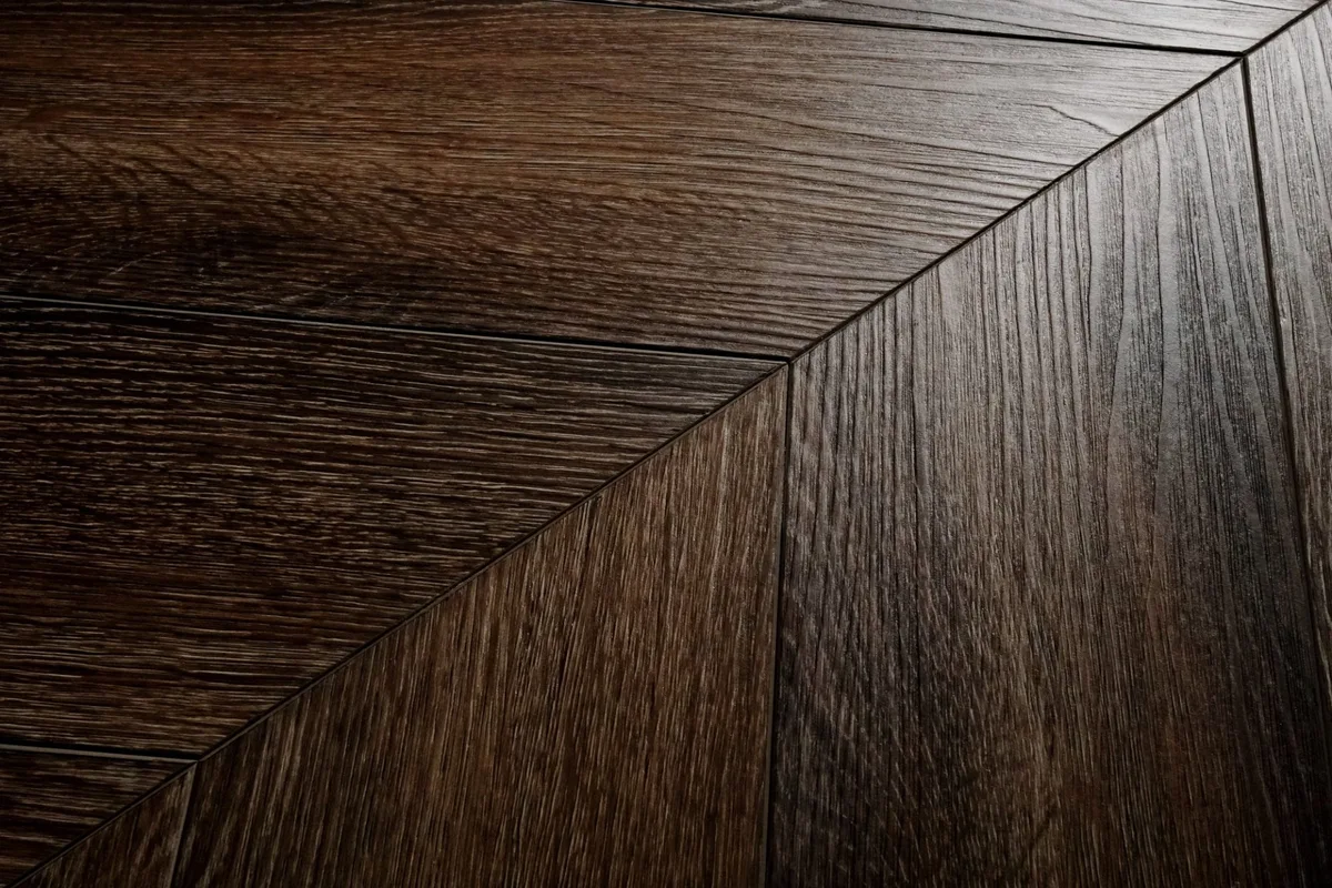 Кварцвиниловый SPC ламинат Damy Floor Chevron Лувр DF04-Ch французская елка 600×127×5,2