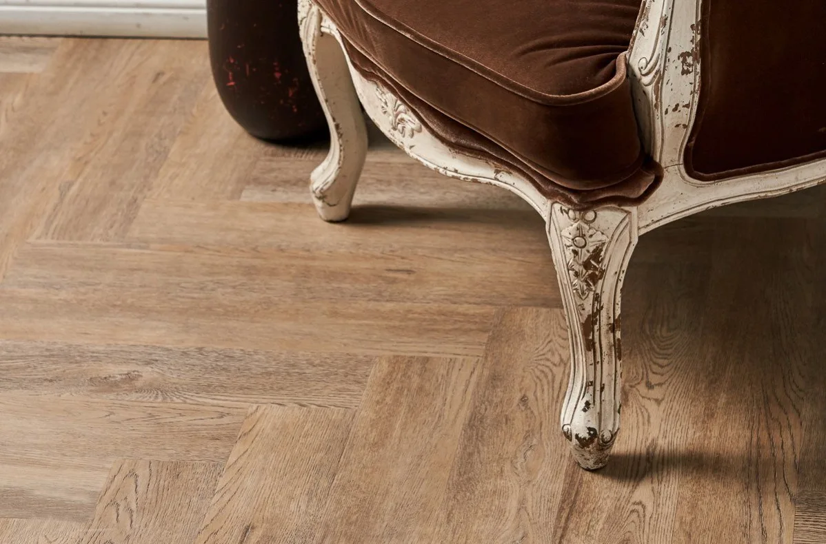 Кварцвиниловый SPC ламинат Vinilam Parquet Herringbone Паркет Северный IS11133 венгерская елка 720×120×6,5