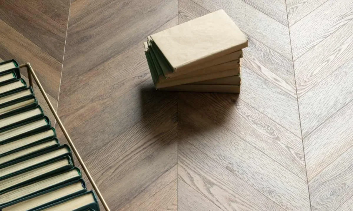 Кварцвиниловая плитка Vinilam клеевая Parquet Chevron Glue Шеврон Нормандия RI153610CL4 французская елка 690×115×2,5