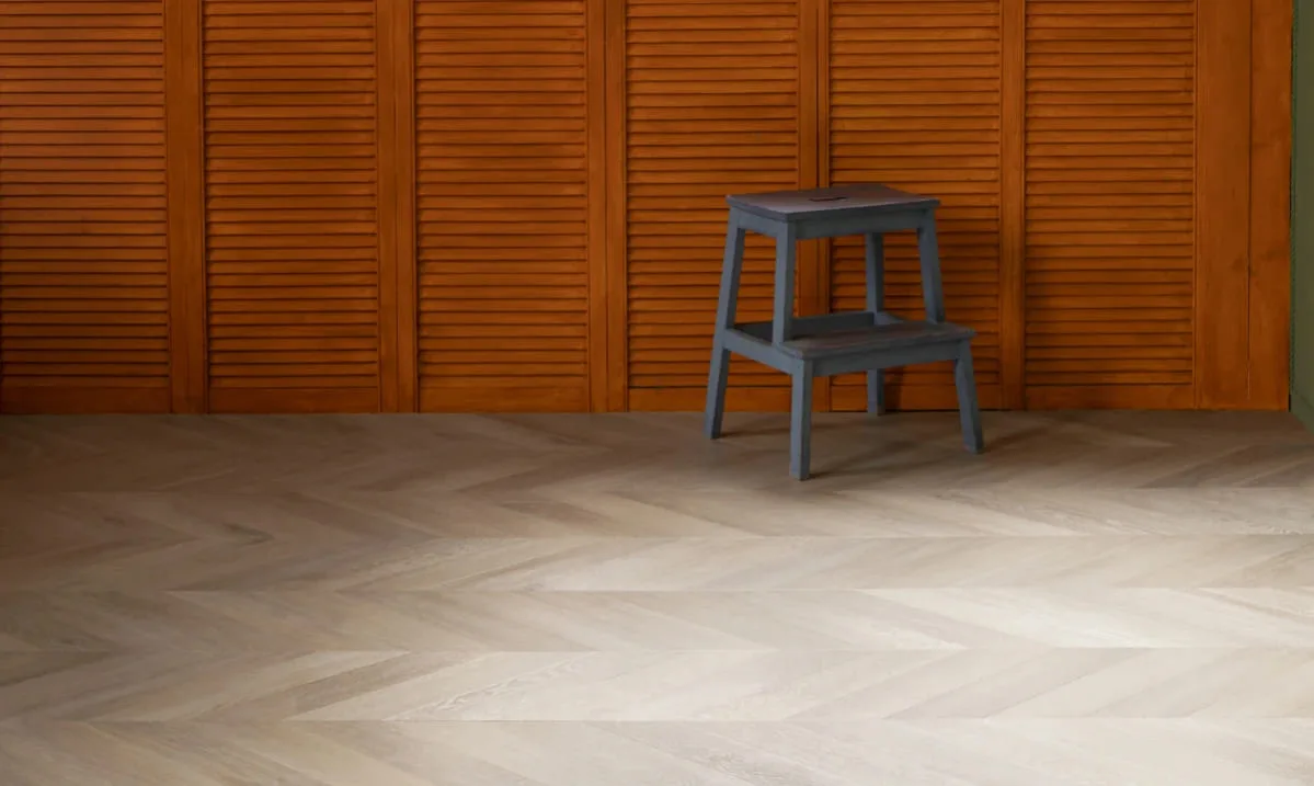 Кварцвиниловая плитка Vinilam клеевая Parquet Chevron Glue Шеврон Сезар RI4445118CL4 французская елка 690×115×2,5
