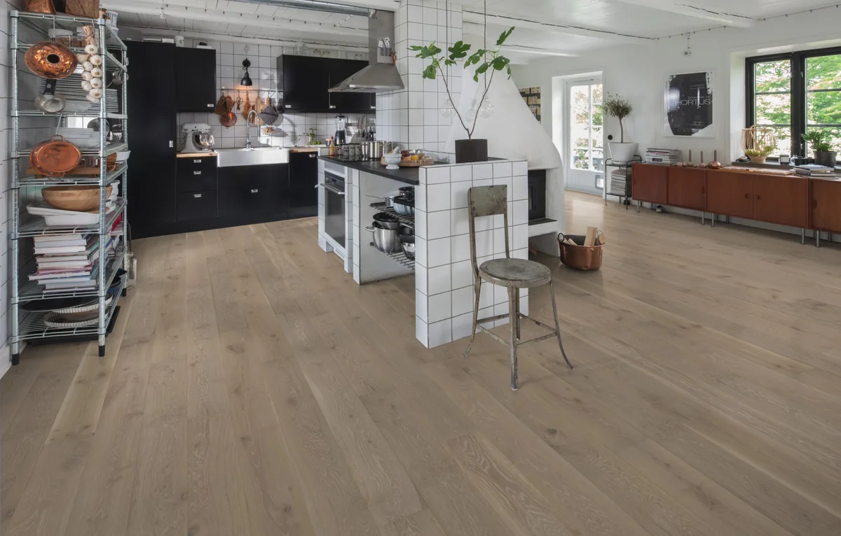 Паркетная доска Kahrs Новая классика Дуб Серый Nouveau Gray 151NAYEKD1KW240 Lively 2420×187×15