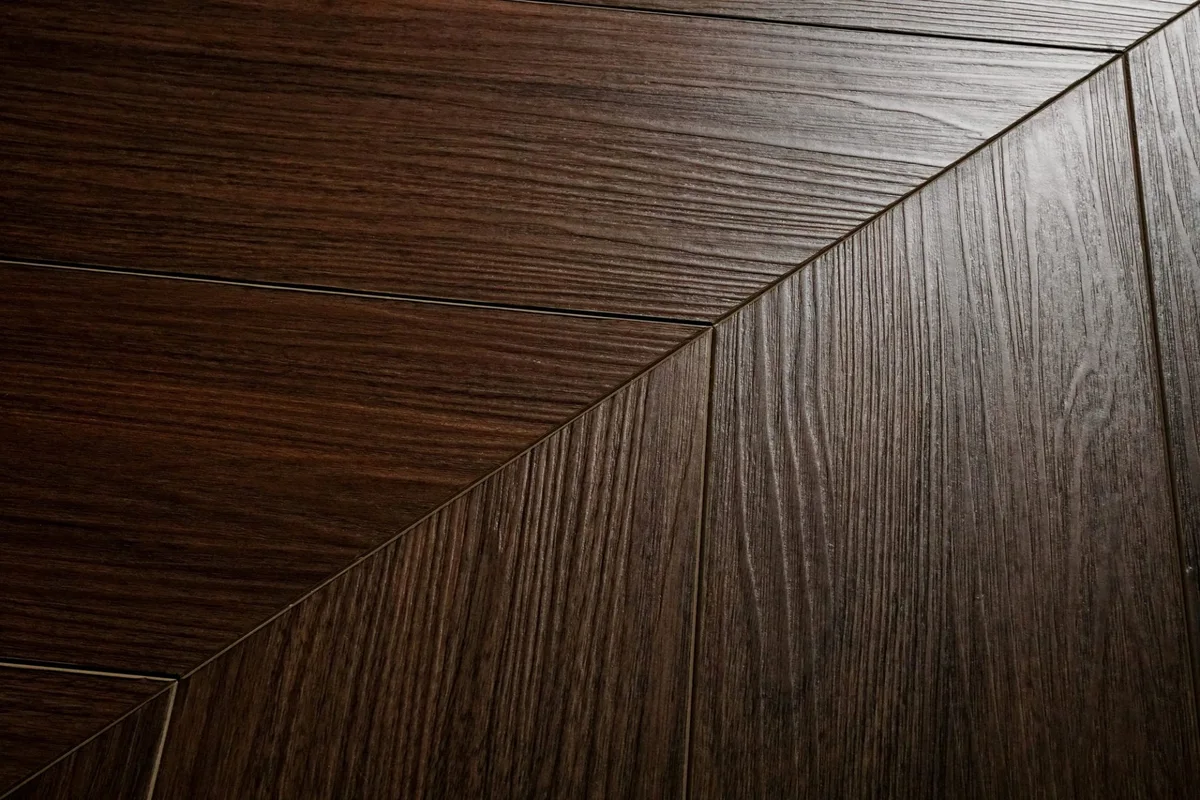 Кварцвиниловый SPC ламинат Damy Floor Chevron Блуа DF08-Ch французская елка 600×127×5