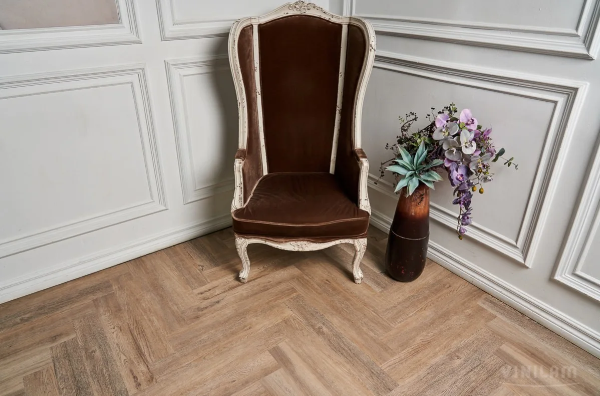 Кварцвиниловый SPC ламинат Vinilam Parquet Herringbone Паркет Северный IS11133 венгерская елка 720×120×6,5