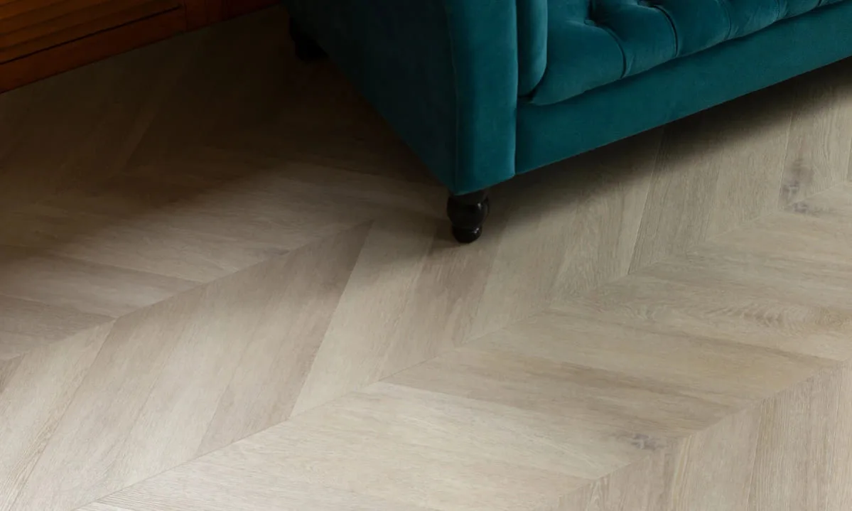 Кварцвиниловая плитка Vinilam клеевая Parquet Chevron Glue Шеврон Сезар RI4445118CL4 французская елка 690×115×2,5
