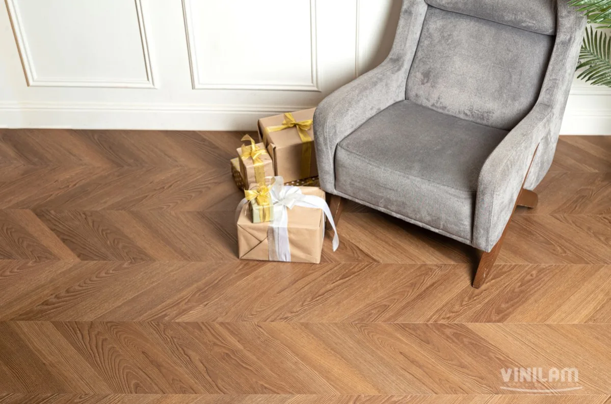Кварцвиниловый SPC ламинат Vinilam Parquet Chevron Шеврон Плезир I1651102 французская елка 1293×305×8,5