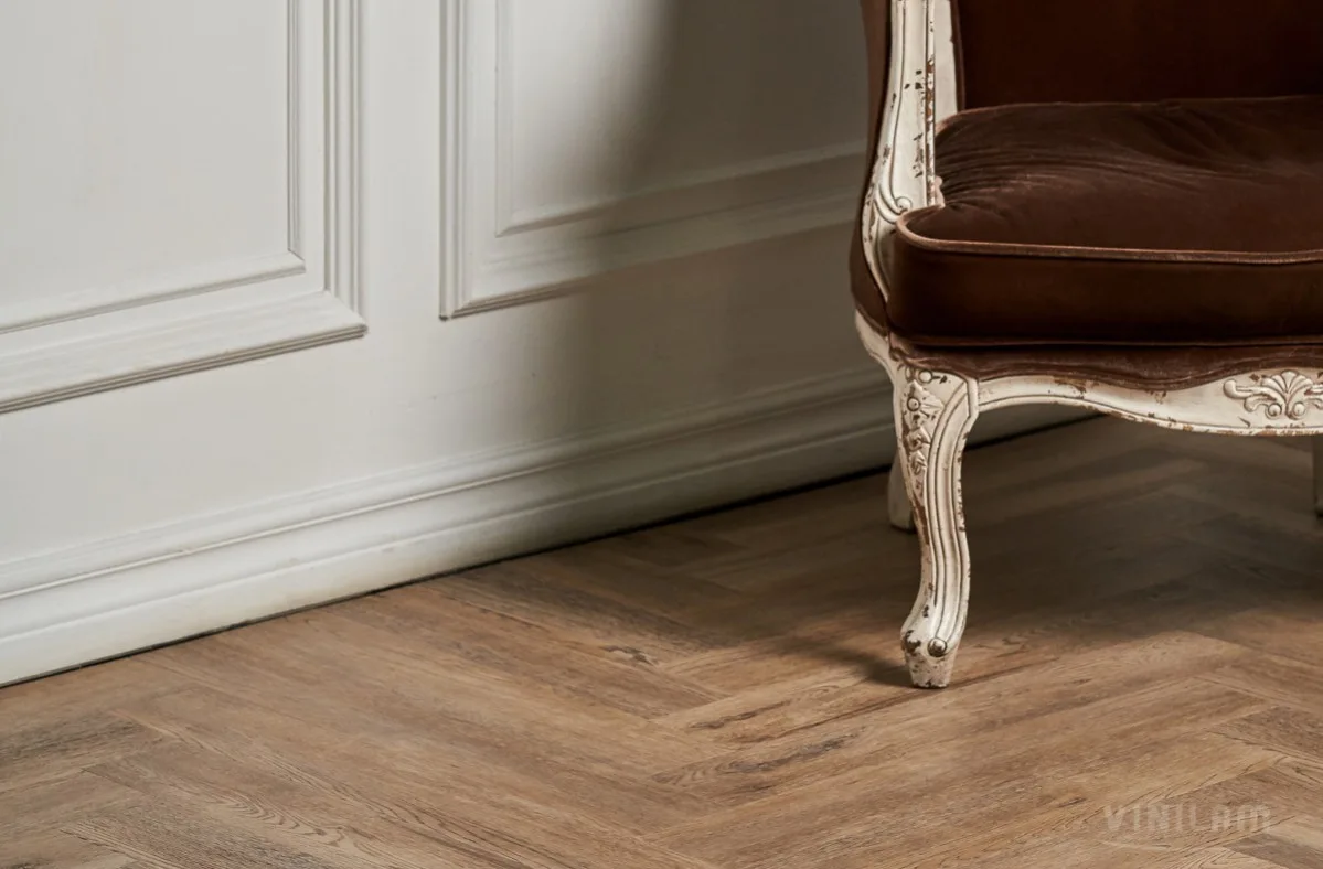 Кварцвиниловый SPC ламинат Vinilam Parquet Herringbone Паркет Северный IS11133 венгерская елка 720×120×6,5