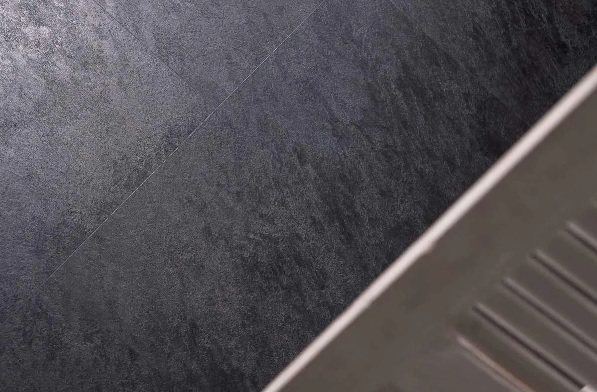 Кварцвиниловый SPC ламинат Vinilam Ceramo Stone Сланцевый Черный 61607 940×470×8