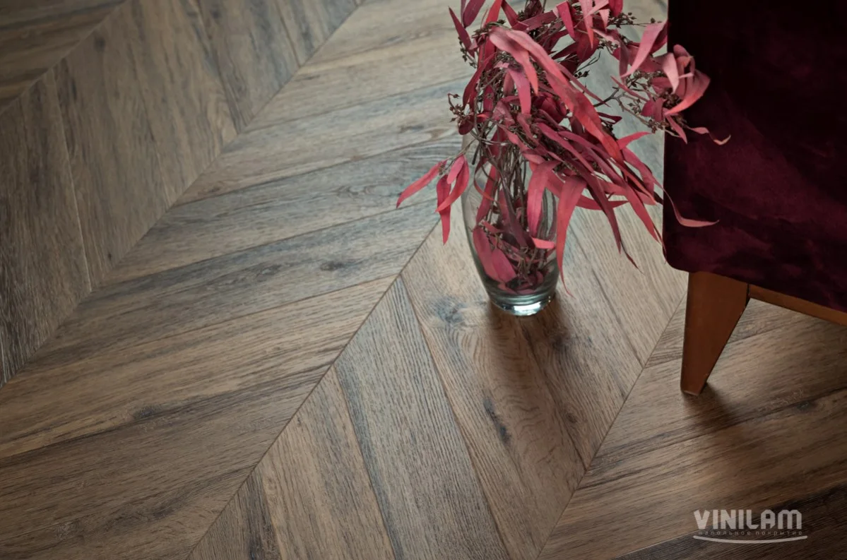 Кварцвиниловый SPC ламинат Vinilam Parquet Chevron Шеврон Лувр I107516 французская елка 1293×305×8,5