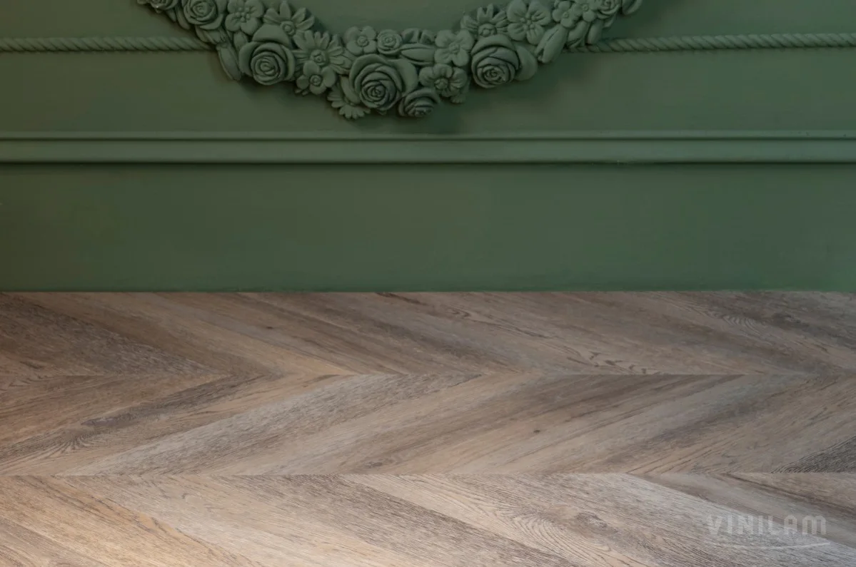 Кварцвиниловый SPC ламинат Vinilam Parquet Chevron Шеврон Шампань RI153616CL4 французская елка 1293×305×8,5