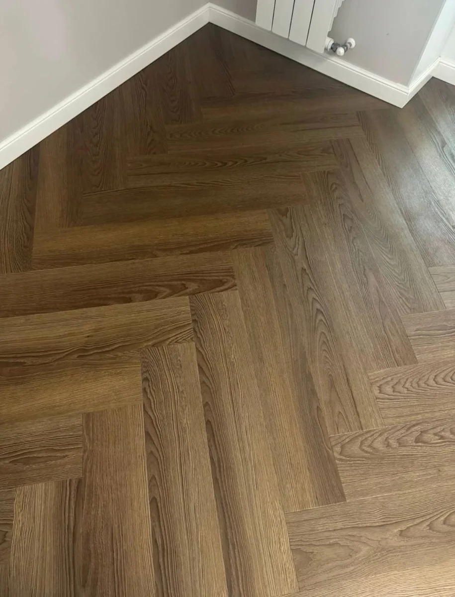 Кварцвиниловый SPC ламинат Vinilam Parquet Herringbone Паркет Винсент IS11200 венгерская елка 720×120×6,5