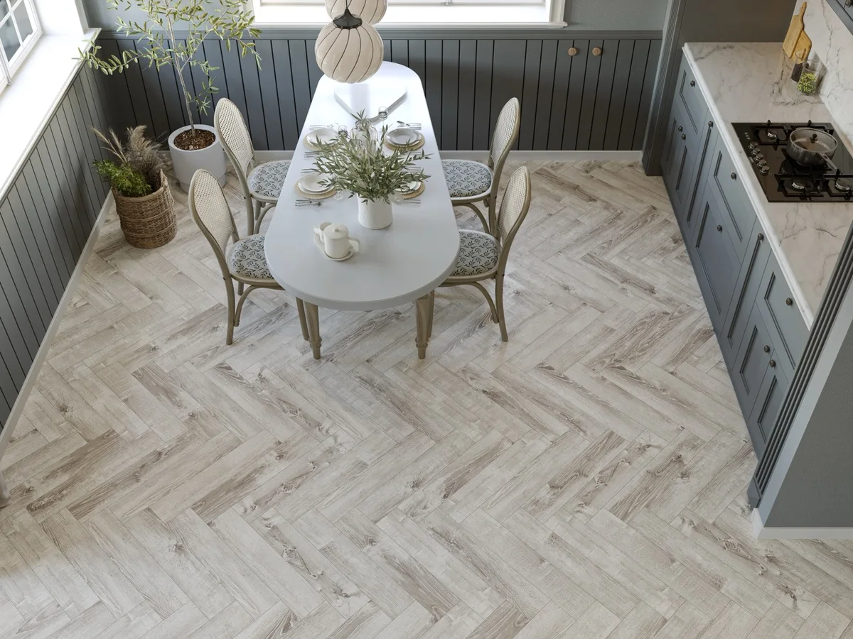 Кварцвиниловый SPC ламинат Cronafloor Herringbone Дуб Страсбург H005 венгерская елка 640×128×4,5