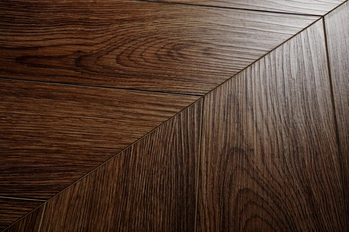 Кварцвиниловая плитка Damy Floor клеевая Chevron LVT Шайо DF07-Ch-LVT французская елка 600×127×2,5