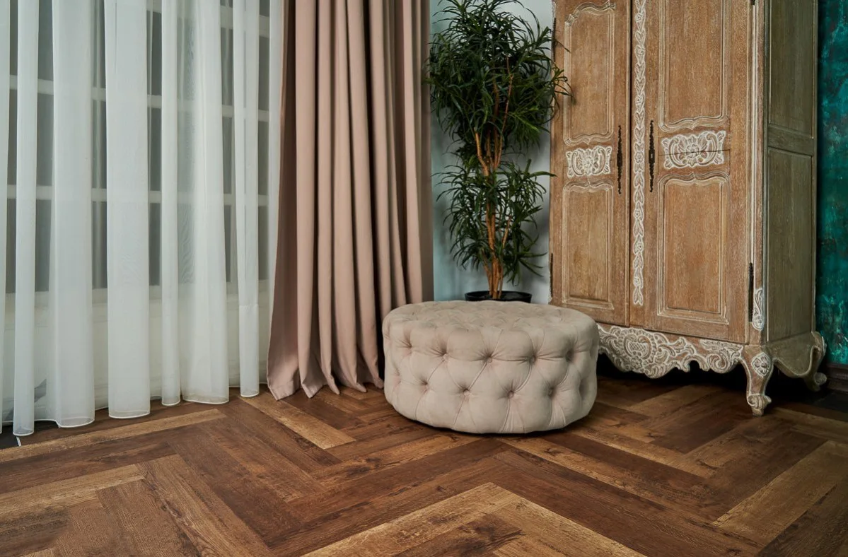 Кварцвиниловый SPC ламинат Vinilam Parquet Herringbone Паркет Версальский IS11177 венгерская елка 720×120×6,5