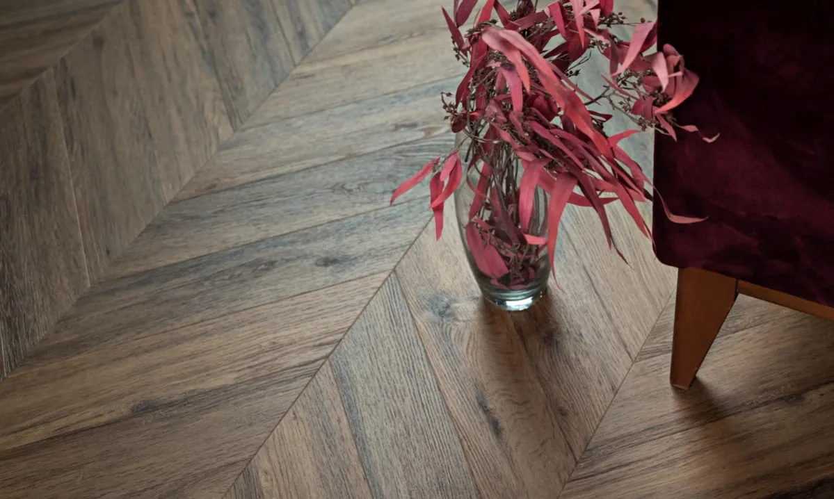 Кварцвиниловая плитка Vinilam клеевая Parquet Chevron Glue Шеврон Лувр I107516 французская елка 690×115×2,5