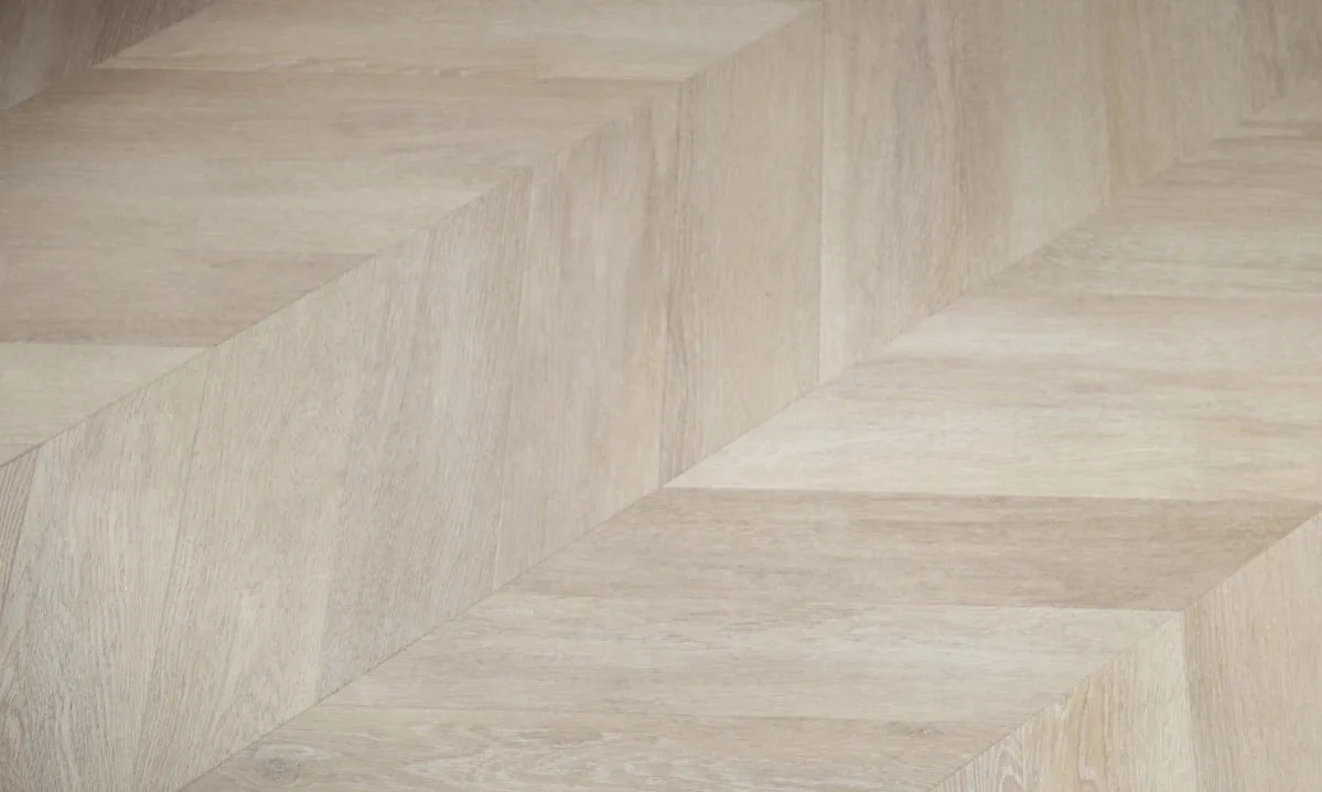 Кварцвиниловая плитка Vinilam клеевая Parquet Chevron Glue Шеврон Сезар RI4445118CL4 французская елка 690×115×2,5