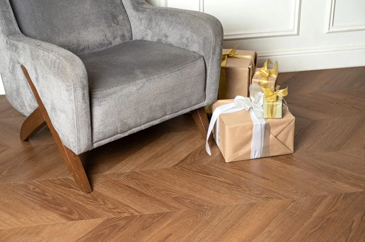 Кварцвиниловый SPC ламинат Vinilam Parquet Chevron Шеврон Плезир I1651102 французская елка 1293×305×8,5