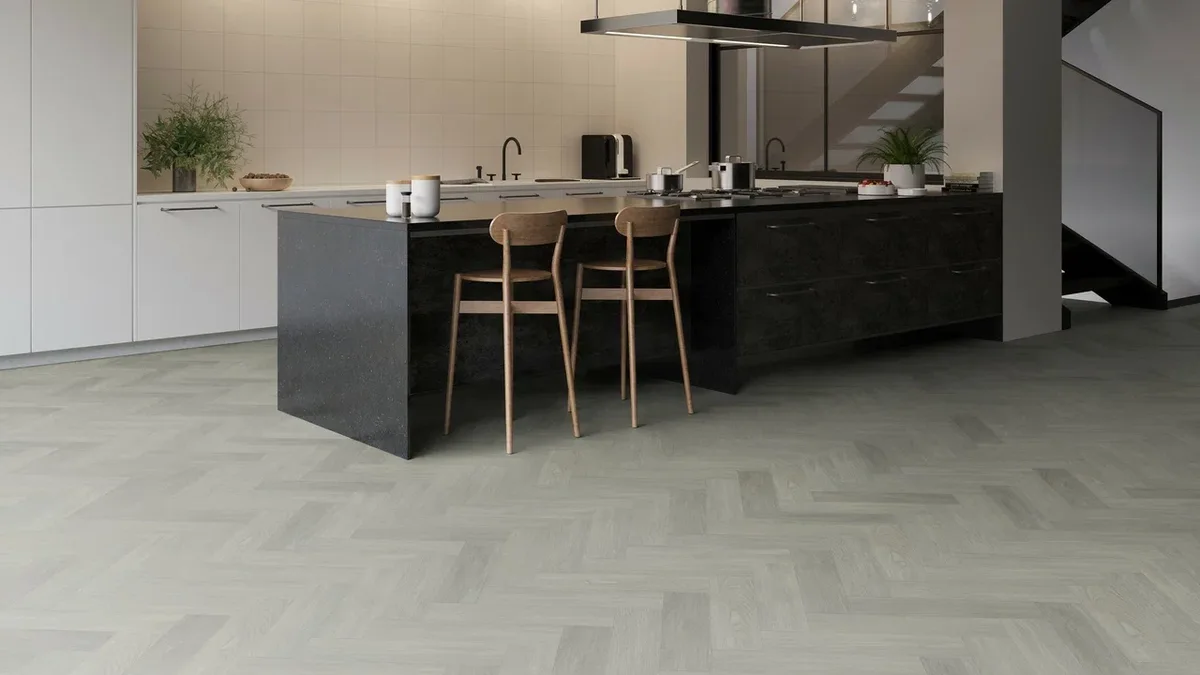 Кварцвиниловая плитка Invictus клеевая Maximus Parquet New England Oak Misty венгерская елка 406×102×2,5
