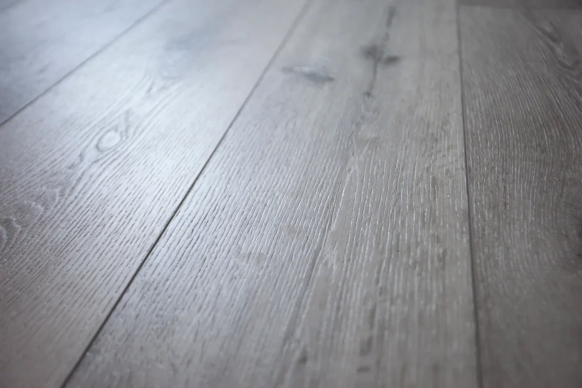 Кварцвиниловая плитка Damy Floor клеевая Family LVT Дуб Состаренный Серый T7020-5D-LVT 1227×187×2,5