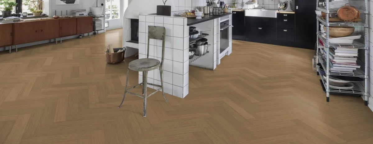 Паркетная доска Kahrs Life Authentic Herringbone Oak Sage Right LTCLRW5004R-121 Calm венгерская елка 593×121×10