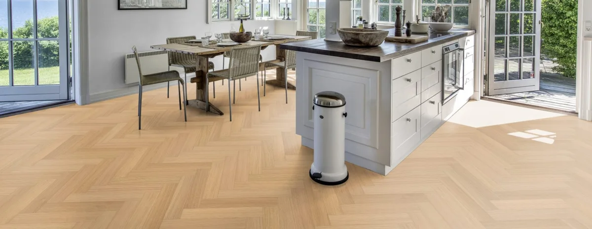 Паркетная доска Kahrs Life Authentic Herringbone Oak Chamomille Left LTCLRW5001L-121 Calm венгерская елка 593×121×10