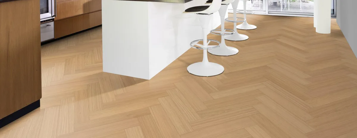 Паркетная доска Kahrs Life Authentic Herringbone Oak Chamomille Left LTCLRW5001L-121 Calm венгерская елка 593×121×10