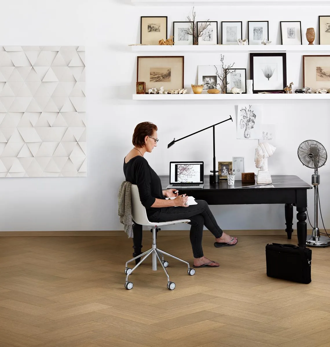 Паркетная доска Kahrs Life Authentic Herringbone Oak Sage Right LTCLRW5004R-121 Calm венгерская елка 593×121×10