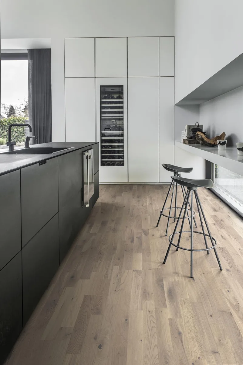 Паркетная доска Kahrs Песочная Дуб Амальфи Amalfi 153N66EKW2KW240 Lively 2423×200×15