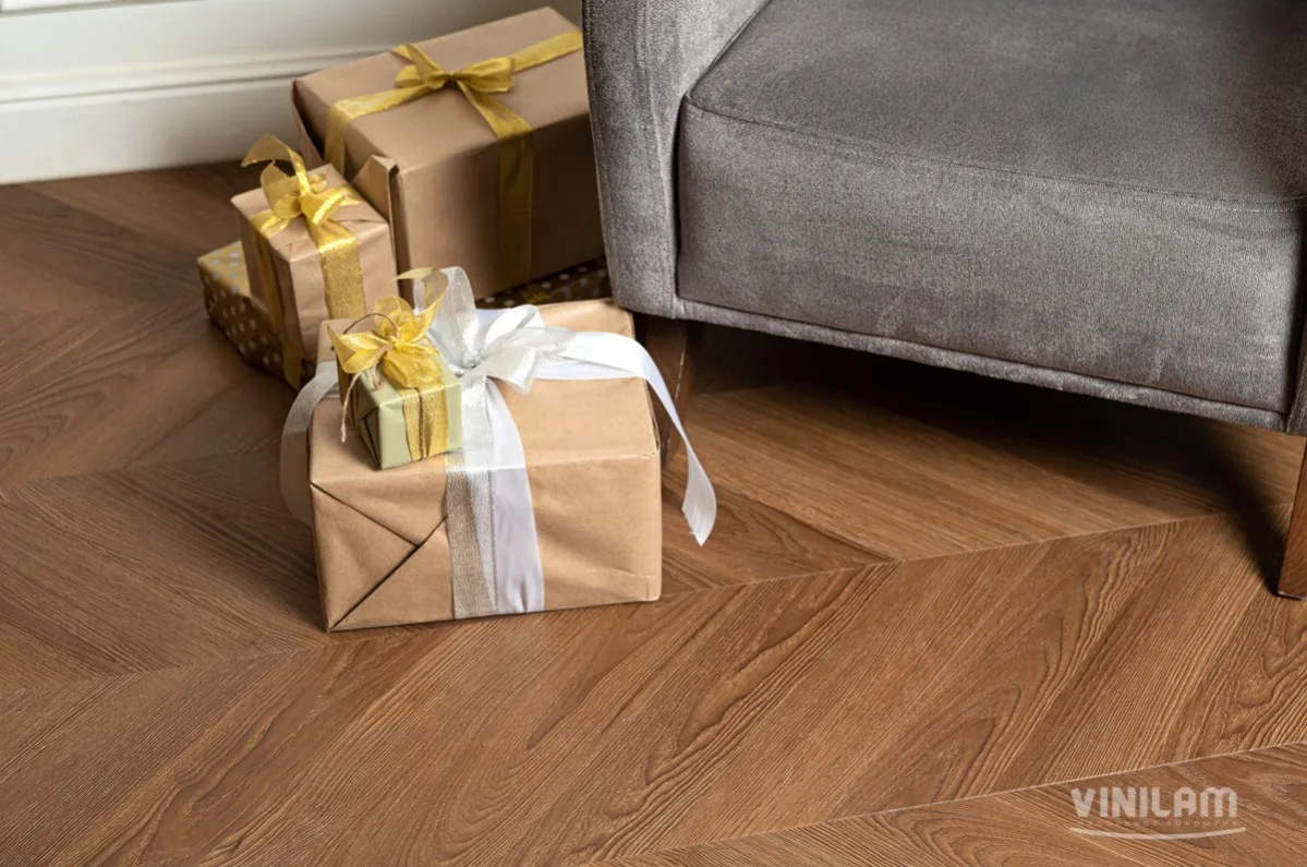 Кварцвиниловый SPC ламинат Vinilam Parquet Chevron Шеврон Плезир I1651102 французская елка 1293×305×8,5