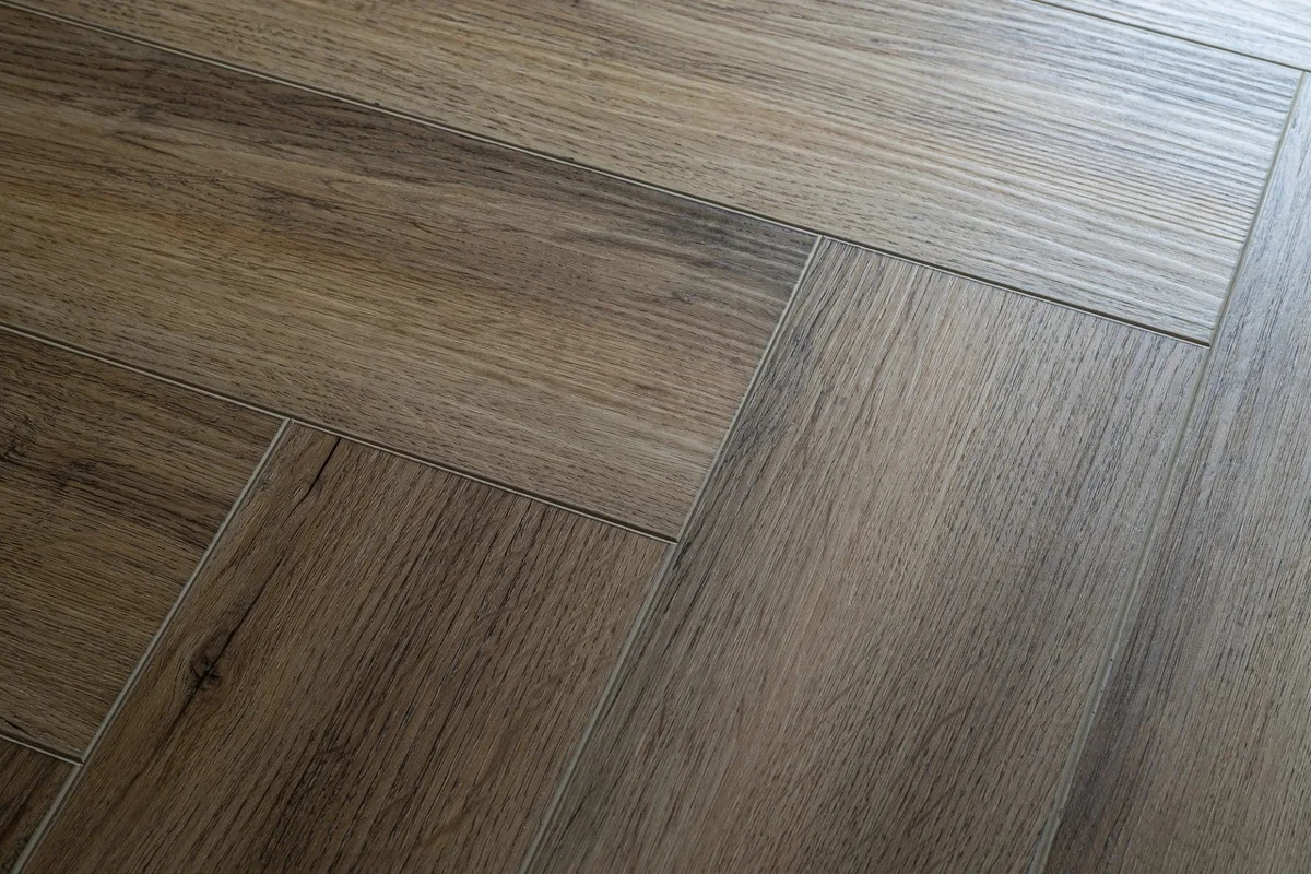 Кварцвиниловая плитка Damy Floor клеевая London LVT Кембридж 200410EL-01-LVT венгерская елка 590×118×2,5