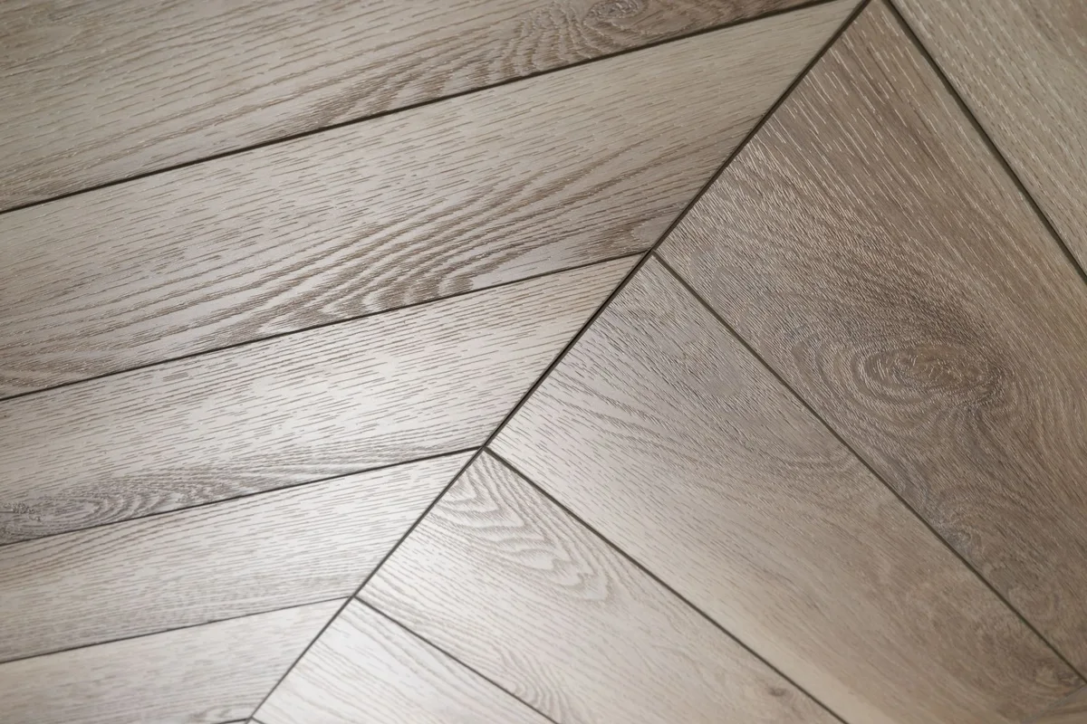 Кварцвиниловая плитка Aquafloor клеевая Parquet Chevron Glue AF2551PGCh французская елка 553,7×130,5×2,5