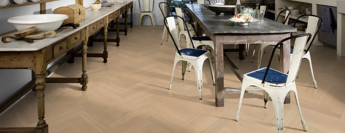 Паркетная доска Kahrs Life Authentic Herringbone Oak Ginseng Right LTCLRW5002R-121 Calm венгерская елка 593×121×10