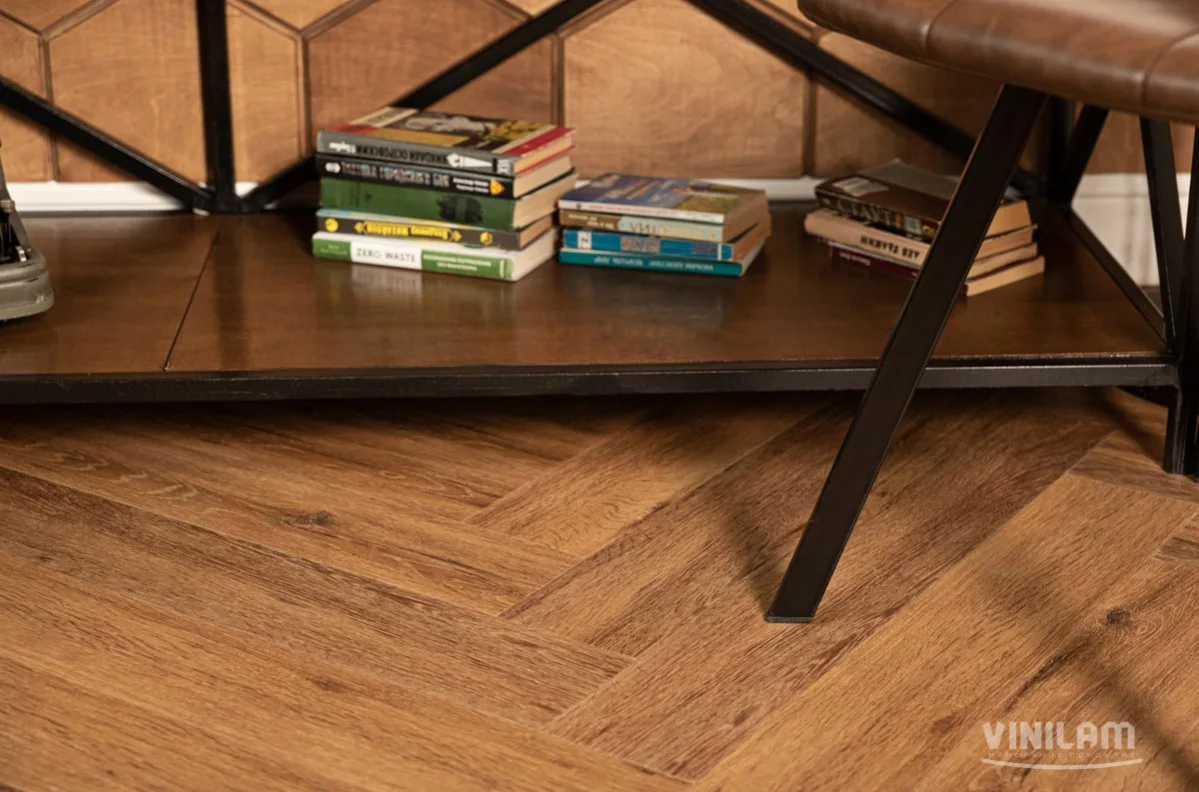 Кварцвиниловый SPC ламинат Vinilam Parquet Herringbone Паркет Де Вилль IS11210 венгерская елка 720×120×6,5
