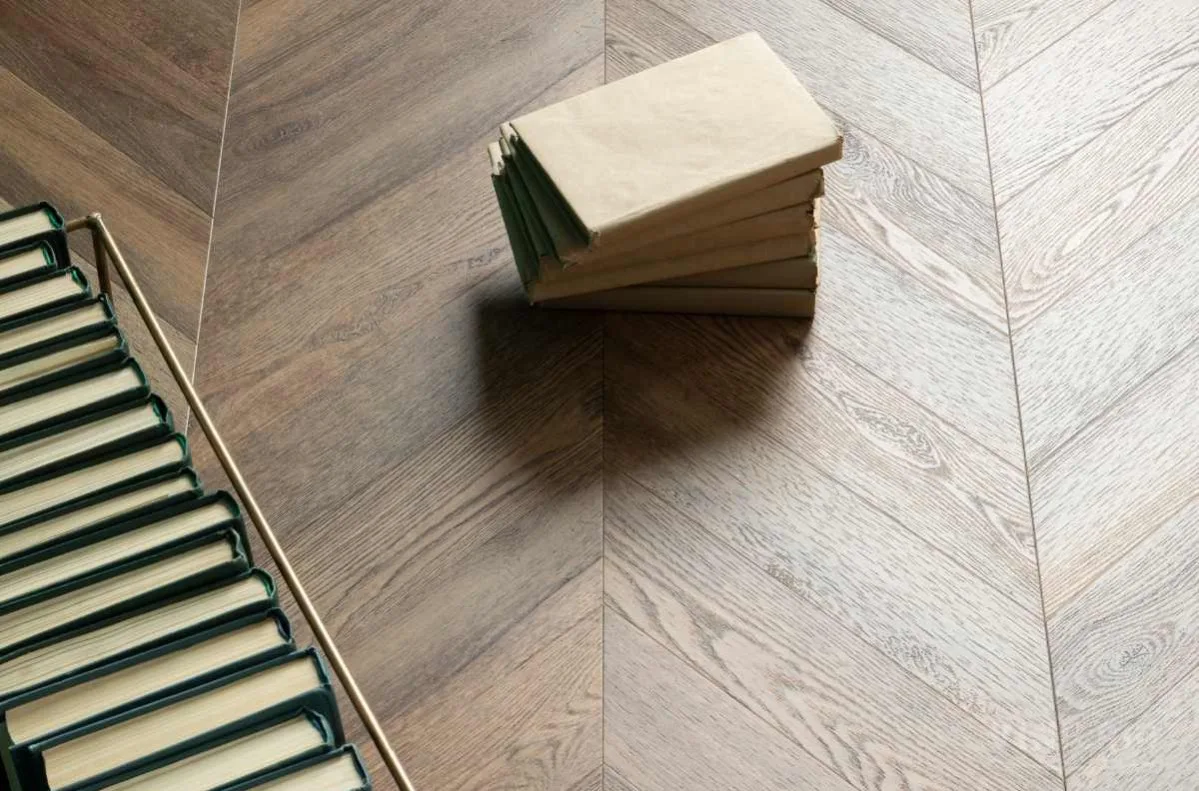 Кварцвиниловый SPC ламинат Vinilam Parquet Chevron Шеврон Нормандия RI153610CL4 французская елка 1293×305×8,5