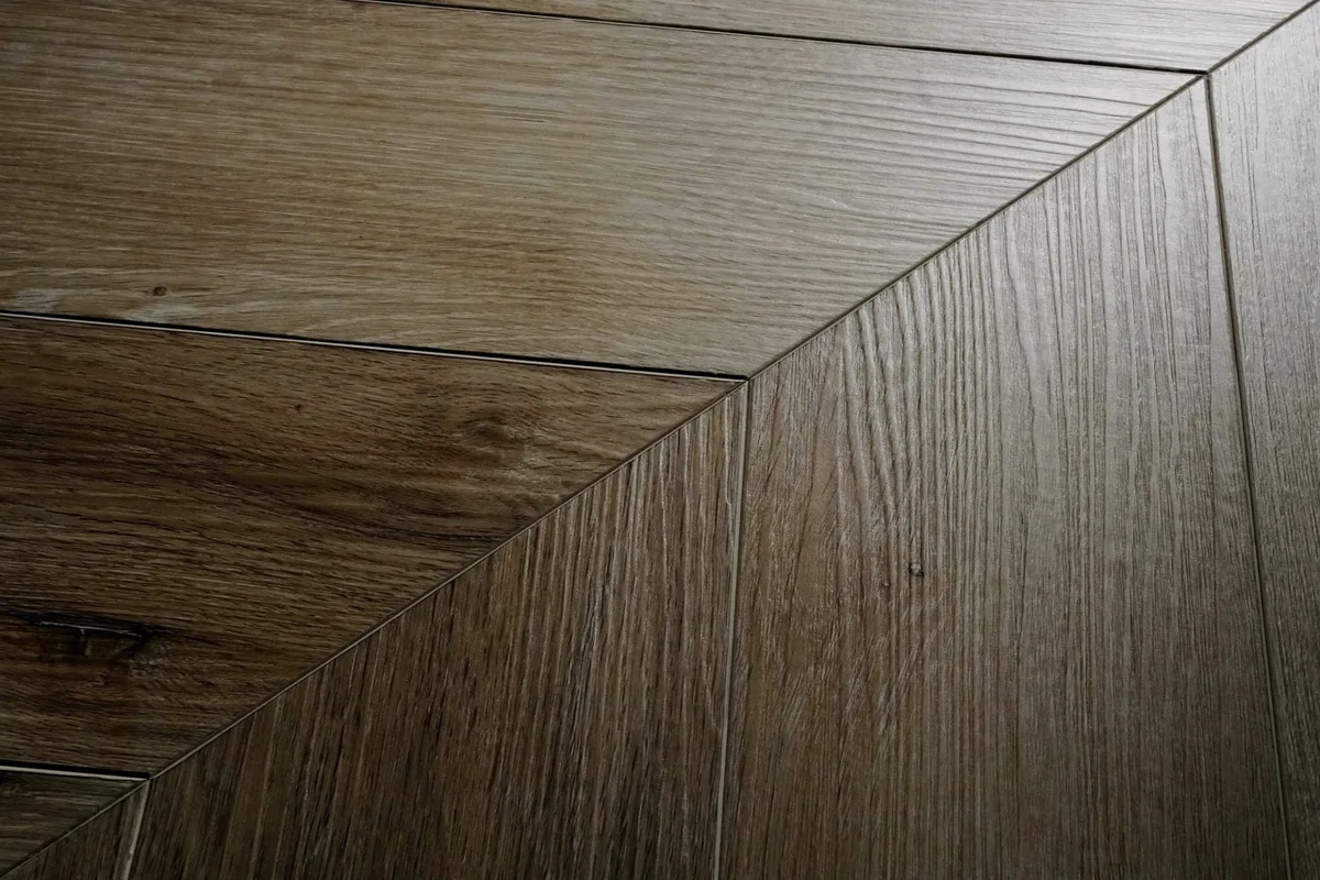 Кварцвиниловый SPC ламинат Damy Floor Chevron Версаль DF01-Ch французская елка 600×127×5